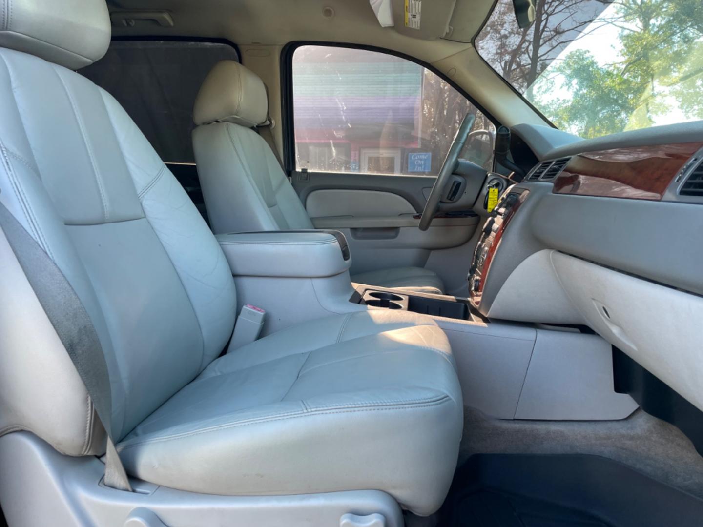 2011 BLACK CHEVROLET AVALANCHE LT (3GNMCFE09BG) with an 5.3L engine, Automatic transmission, located at 5103 Dorchester Rd., Charleston, SC, 29418-5607, (843) 767-1122, 36.245171, -115.228050 - Leather, CD/AUX/Sat, backup Camera, Dual Climate Control, Power Everything (windows, locks, seats, mirrors), All-weather Mats, Keyless Entry, Running Boards, Tow Package, Alloy Wheels. 174k miles Located at New Life Auto Sales! 2023 WINNER for Post & Courier's Charleston's Choice Pre-owned Car Deale - Photo#9